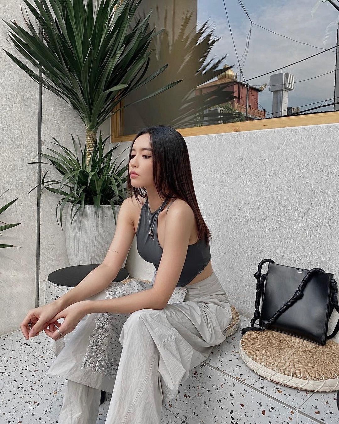 Bích Phương Tỏa Sáng Với Phong Cách Thời Trang Đẳng Cấp Trong "Em Xinh Say Hi" 14 Bích Phương Tỏa Sáng Với Phong Cách Thời Trang Đẳng Cấp Trong "Em Xinh Say Hi"
