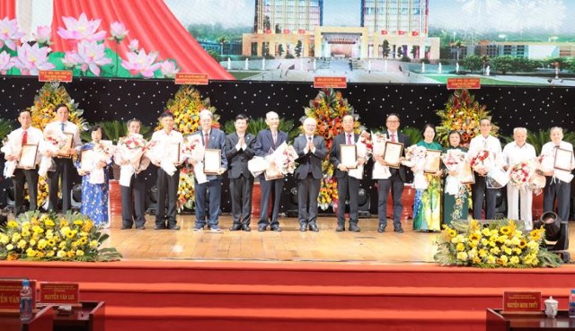 Đoàn công tác Ủy ban Kiểm tra Trung ương dâng hương tưởng niệm tại Nghĩa trang liệt sĩ Miếu Điền 14 Đoàn công tác Ủy ban Kiểm tra Trung ương dâng hương tưởng niệm tại Nghĩa trang liệt sĩ Miếu Điền