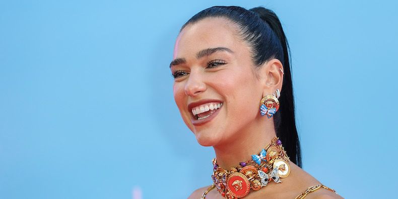 Dua Lipa: Biểu Tượng Thời Trang Xuyên Thấu Mùa Hè 2025 14 Dua Lipa: Biểu Tượng Thời Trang Xuyên Thấu Mùa Hè 2025