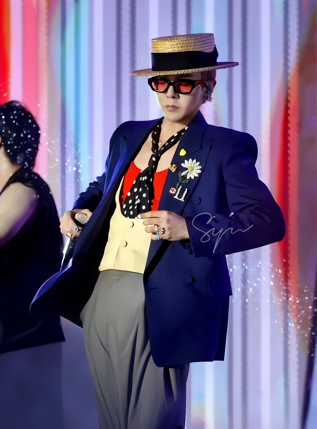 G-DRAGON: Biểu Tượng Thời Trang Đổi Mới Trong Từng Chi Tiết Trang Sức 14 G-DRAGON: Biểu Tượng Thời Trang Đổi Mới Trong Từng Chi Tiết Trang Sức