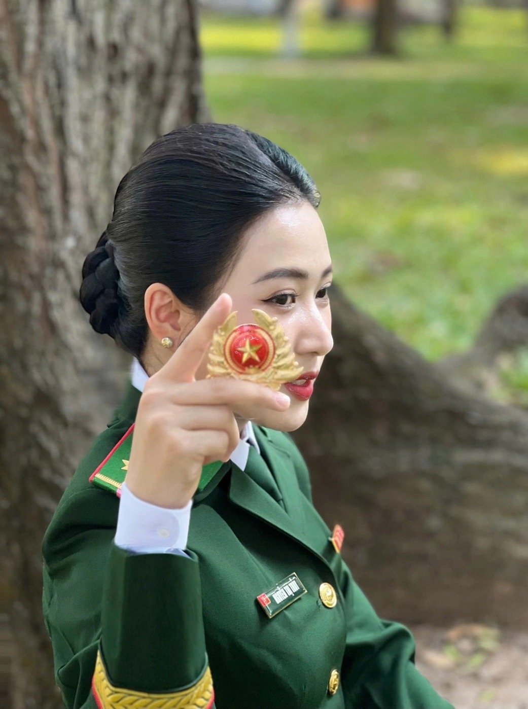 Hoàng Tú Quỳnh Tỏa Sáng Tại Đám Cưới Đỗ Thị Hà, Gây Chú Ý Của Khán Giả 14 Hoàng Tú Quỳnh Tỏa Sáng Tại Đám Cưới Đỗ Thị Hà, Gây Chú Ý Của Khán Giả